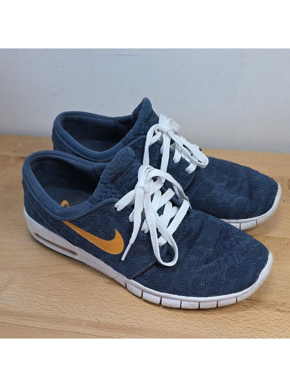 Nike Men's 9.5 Dark Blue and Orange Sneakers